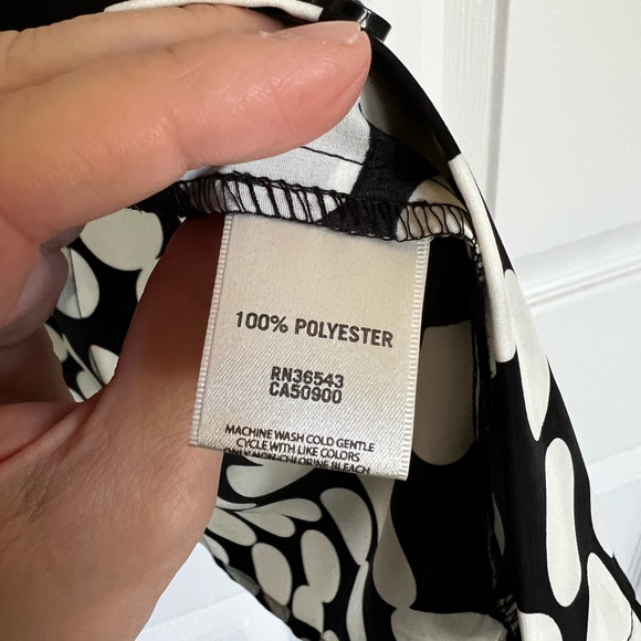 Van Heusen, Dolman short sleeves, white polkadots, Princes seams blouse. - Picture 10 of 10